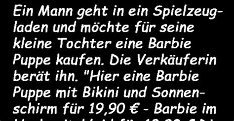 Ein Mann fickt eine Verkäuferin, während seine Freundin in der ...